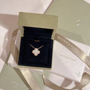 ✅  Excellent condition VCA Necklace